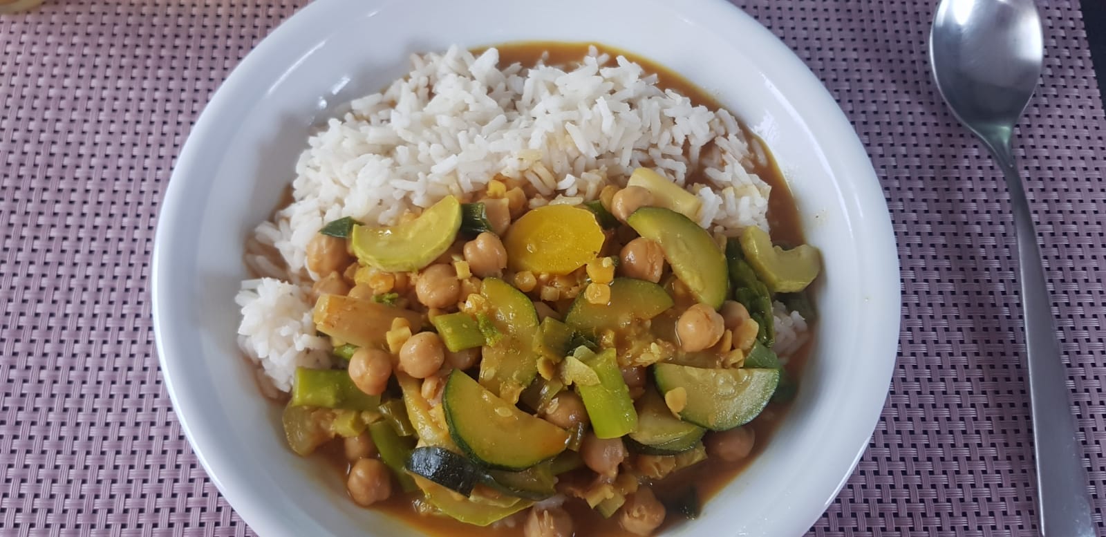 Kokos-Curry mit Spargel und Kichererbsen | veganydays.de